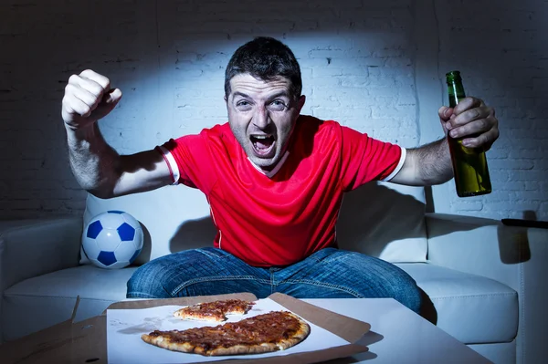 Φανατικούς ποδοσφαίρου ανεμιστήρα άνθρωπος βλέποντας την παιχνίδι ποδοσφαίρου στο tv γιορτάζει — Φωτογραφία Αρχείου