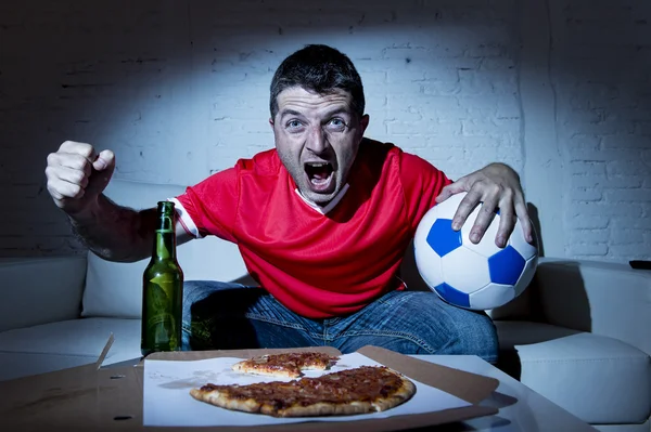 Fanatické fotbalový fanoušek muž sledovat fotbalový zápas v televizi oslavovat — Stock fotografie