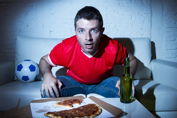 Człowiek fan piłki nożnej oglądania gry na tv w koszulce zespołu układu nerwowego i stresu — Zdjęcie stockowe