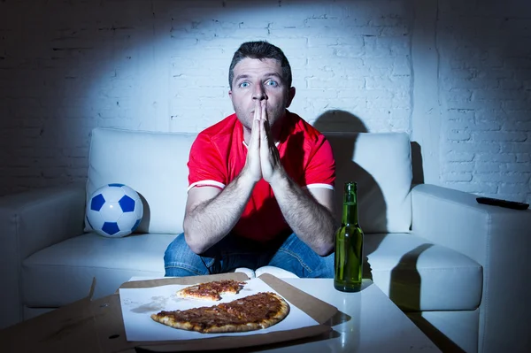 Fotbalový fanoušek muž sledoval hru v televizi v týmu jersey nervózní a stresu — Stock fotografie