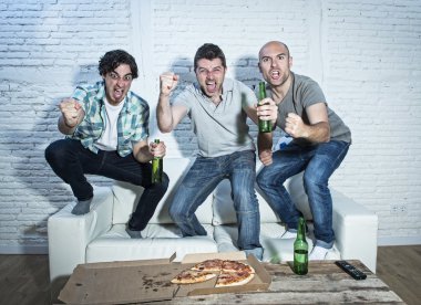 Git kutluyor televizyonda izlerken maç arkadaşlar fanatik futbol fanlar