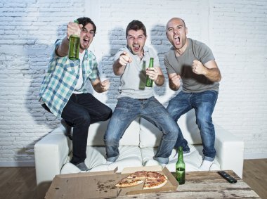 Git kutluyor televizyonda izlerken maç arkadaşlar fanatik futbol fanlar