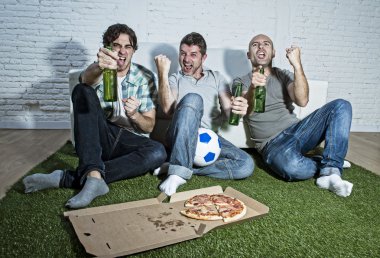 arkadaşlar futbol gol sc kutluyor TV izlerken fanatik hayranları