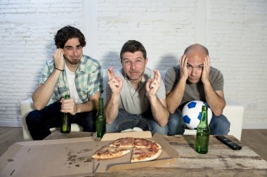 arkadaşlar fanatik futbol izlerken tv maç bira şişeleri ve stres pizza ile fanlar 