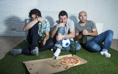 arkadaşlar fanatik futbol izlerken tv maç bira şişeleri ve stres pizza ile fanlar 