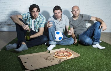 arkadaşlar fanatik futbol izlerken tv maç bira şişeleri ve stres pizza ile fanlar 