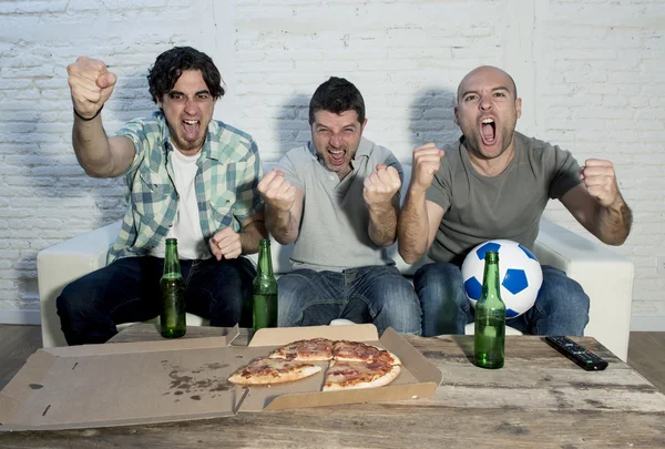 Freunde fanatische Fußballfans sehen Spiel im Fernsehen feiern Tor schreiend verrückt glücklich — Stockfoto