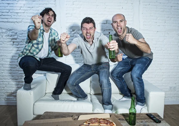 Φίλοι φανατικούς ποδοσφαίρου οπαδούς παιχνίδι παρακολουθώντας στην τηλεόραση γιορτάζει στόχος ουρλιάζοντας τρελό ευτυχισμένη — Φωτογραφία Αρχείου