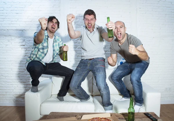 Amigos fanáticos fanáticos del fútbol viendo juego en la televisión celebrando gol gritando loco feliz —  Fotos de Stock