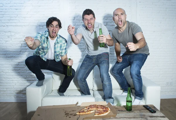 Amigos fanáticos fanáticos del fútbol viendo juego en la televisión celebrando gol gritando loco feliz —  Fotos de Stock