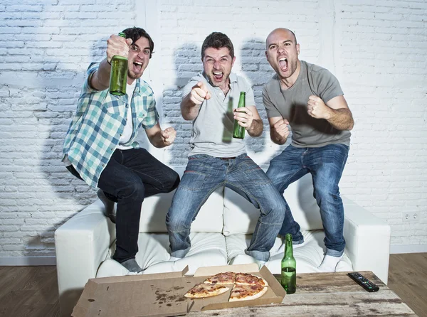 Amigos fãs de futebol fanáticos assistindo jogo na TV comemorando ir — Fotografia de Stock