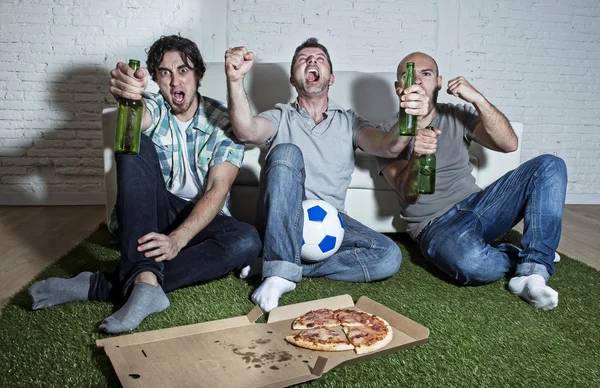 Φανατικούς οπαδούς τους φίλους που παρακολουθούν ποδόσφαιρο στην τηλεόραση τον εορτασμό γκολ sc — Φωτογραφία Αρχείου