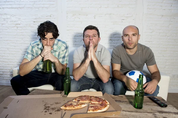 Amis fans de football fanatique regarder match de télévision avec des bouteilles de bière et pizza souffrant de stress — Photo