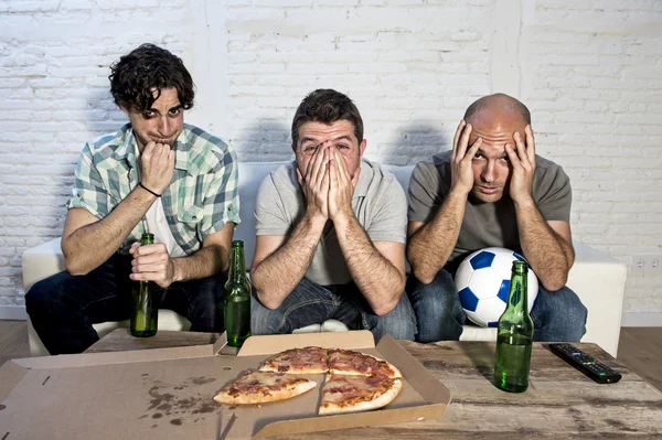 Amigos fanáticos del fútbol viendo partido de tv con botellas de cerveza y pizza sufriendo estrés — Foto de Stock