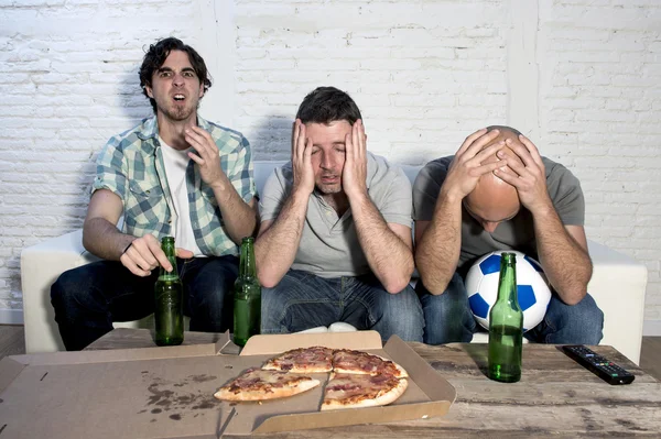 Fanatyk piłki nożnej smutny sfrustrowany znajomych fanów oglądania tv meczu z piwem przygnębiony — Zdjęcie stockowe