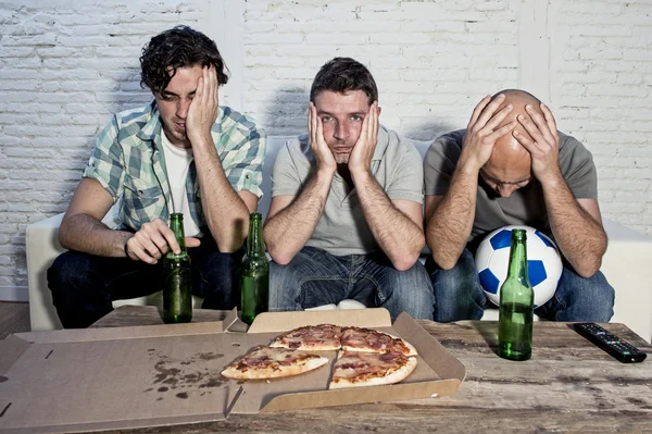 Amis fans de football fanatique regarder match de télévision avec des bouteilles de bière et pizza souffrant de stress — Photo