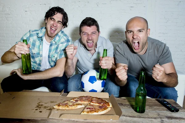 Amis fans de football fanatique regarder le jeu à la télévision célébrer but crier fou heureux — Photo