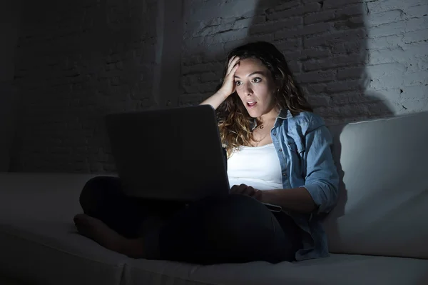 Frau zu Hause Sofa-Couch mit Laptop Computer Internet und Netzwerk-Sucht-Konzept — Stockfoto