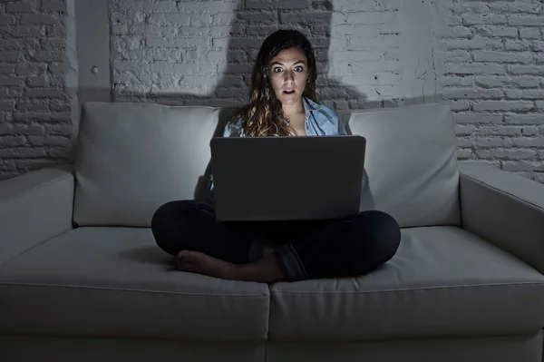 Wanita di sofa rumah menggunakan komputer laptop internet dan konsep kecanduan jaringan — Stok Foto