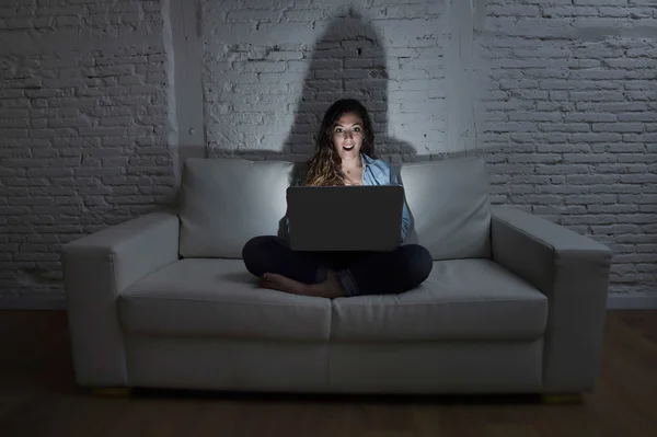 Γυναίκα στο σπίτι καναπές καναπές χρησιμοποιώντας φορητό υπολογιστή δικτύου και internet εθισμού έννοια — Φωτογραφία Αρχείου