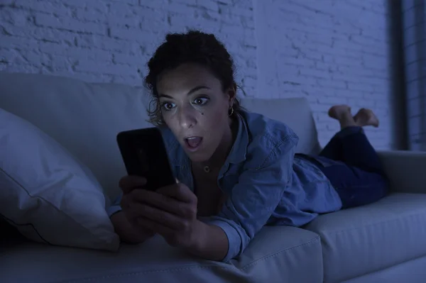 Jeune belle femme couchée sur le canapé à la maison en utilisant le concept de dépendance Internet de téléphone mobile — Photo