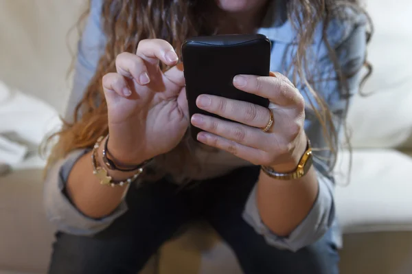 Nära håll händerna på kvinna med mobiltelefon textilen på sociala nätverk hemma soffa — Stockfoto