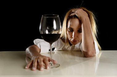 kalıntı acı boşa depresif içme kırmızı şarap cam içinde yalnız sarhoş alkollü sarışın kadın