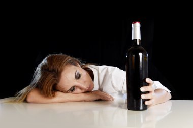 sarhoş alkollü sarışın kadın yalnız kalıntı acı kırmızı şarap şişesi ile depresif boşa