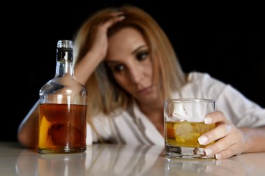 sarhoş alkolik kadın israf ve depresif şişe düşünceli görünümlü scotch viski cam tutarak