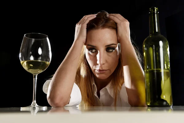 Borracho alcohólico rubia mujer solo en desperdiciado deprimido buscando reflexivo a blanco copa de vino —  Fotos de Stock