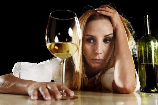 Dronken alcoholische blonde vrouw alleen in verspilde depressief drinken witte wijnglas lijden kater — Stockfoto