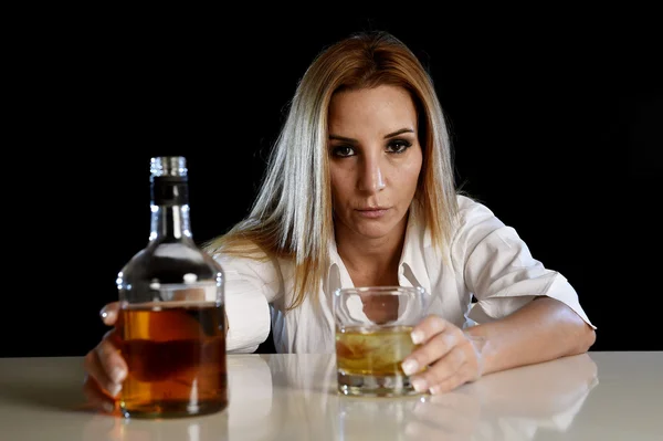 Részeg alkoholos nő egyedül elpazarolt depressziós arcát Scotch Whisky üveg és üveg — Stock Fotó