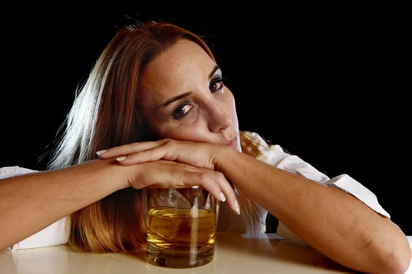 Berusad alkoholiserad kvinna bortkastade lutande deprimerad på Scotch whiskey glas — Stockfoto