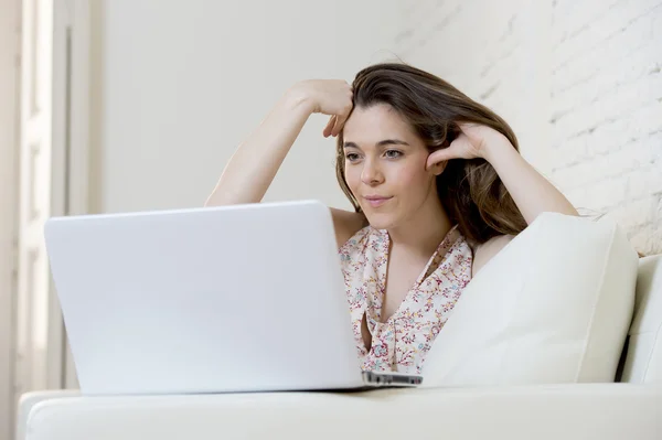 Jovem mulher bonita trabalhando com computador portátil sorrindo feliz ou fazendo compras on-line na internet — Fotografia de Stock