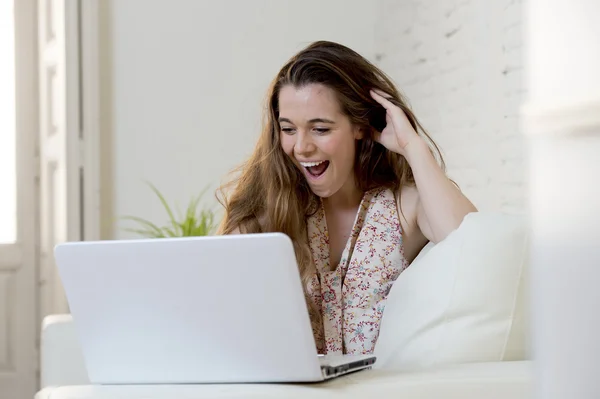 Junge schöne Frau arbeitet mit Laptop-Computer glücklich lächelnd oder beim Online-Einkaufen im Internet — Stockfoto