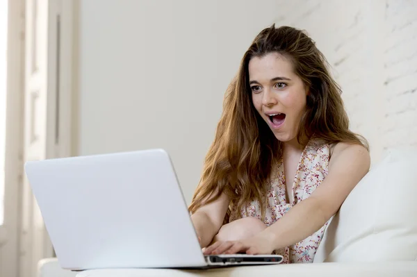 Piękna kobieta, pracująca z laptopa uśmiechający się zadowolony lub robiąc zakupy przez internet — Zdjęcie stockowe