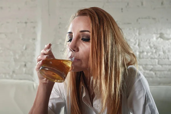 Triste déprimé alcoolique femme ivre boire à la maison dans la femme au foyer abus d'alcool et l'alcoolisme — Photo