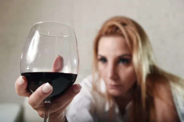 Triste deprimido alcoólatra bêbado mulher beber em casa em dona de casa álcool abuso e alcoolismo — Fotografia de Stock