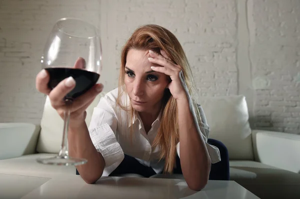 Triest depressief alcoholische dronken vrouw drinken thuis in huisvrouw alcoholmisbruik en alcoholisme — Stockfoto