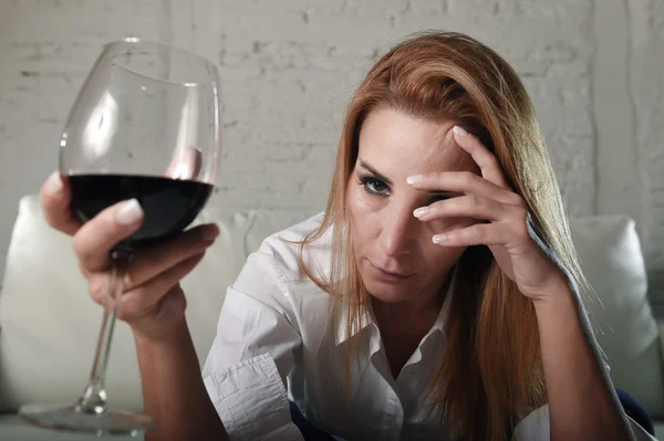 Triest depressief alcoholische dronken vrouw drinken thuis in huisvrouw alcoholmisbruik en alcoholisme — Stockfoto