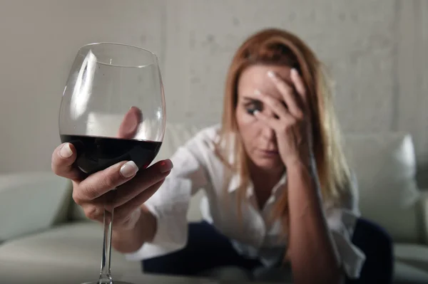 Traurig depressiv alkoholisiert betrunkene Frau trinkt zu Hause in Hausfrau Alkoholmissbrauch und Alkoholismus — Stockfoto