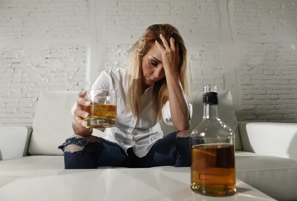 悲しいうつ病の酔っぱらいの女性は、主婦のアルコール乱用とアルコール中毒で自宅で飲む — ストック写真