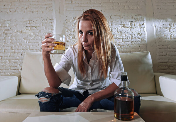 грустный алкоголик пьяная женщина, пьющая дома в домохозяйке злоупотребление алкоголем и алкоголизм
