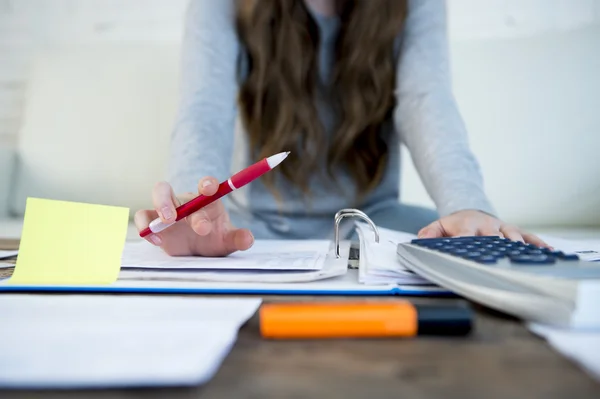 Close-up van handen met pen van vrouw lijden stress doet binnenlandse boekhouding papieren facturen — Stockfoto