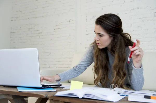 Mujer joven que sufre estrés haciendo cuentas de papeleo de contabilidad nacional — Foto de Stock