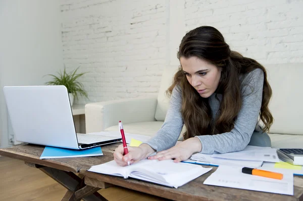 Mujer joven que sufre estrés haciendo cuentas de papeleo de contabilidad nacional — Foto de Stock