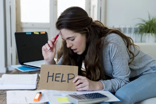 Mujer joven pidiendo ayuda sufriendo estrés haciendo cuentas de papeleo de contabilidad nacional —  Fotos de Stock