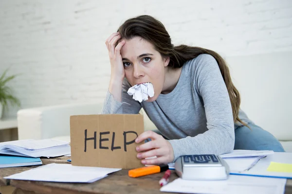 Mujer joven pidiendo ayuda sufriendo estrés haciendo cuentas de papeleo de contabilidad nacional — Foto de Stock