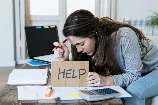 Mujer joven pidiendo ayuda sufriendo estrés haciendo cuentas de papeleo de contabilidad nacional —  Fotos de Stock