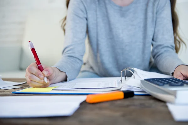 Nära håll händerna med penna av kvinna lider stress gör inhemska redovisning pappersarbete räkningar — Stockfoto